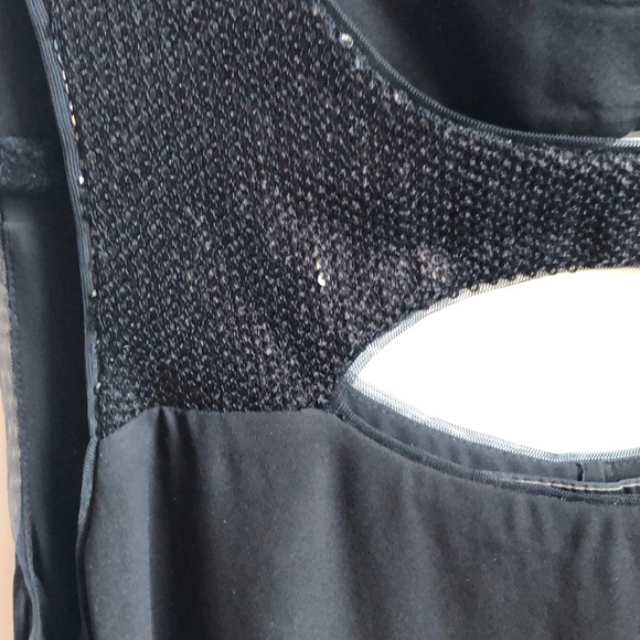 Beautiful BCBG black flowy sleeveless blouse - Picture 2 of 3